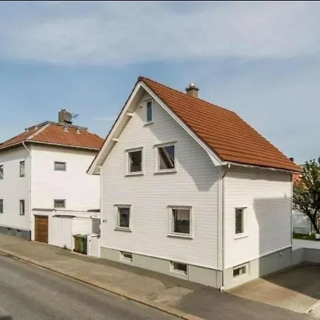 Apartment Bright And Central 2-bedroom With King Bed, Fully Equipped