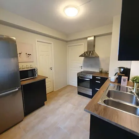 Bright And Central 2-bedroom With King Bed, Fully Equipped *