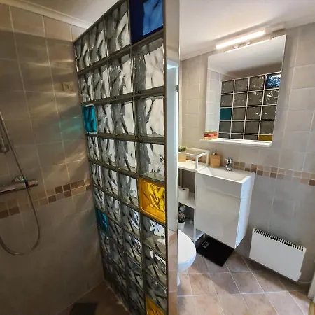 Bright And Central 2-bedroom With King Bed, Fully Equipped Apartment