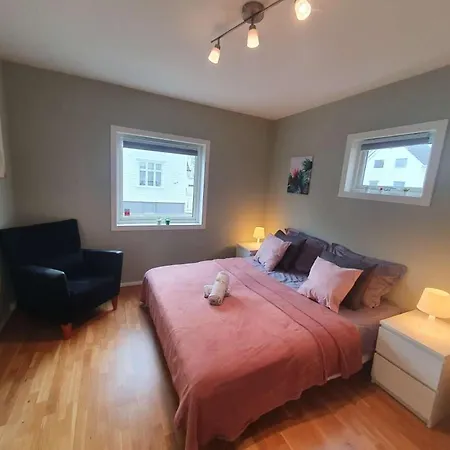 Bright And Central 2-bedroom With King Bed, Fully Equipped Apartment