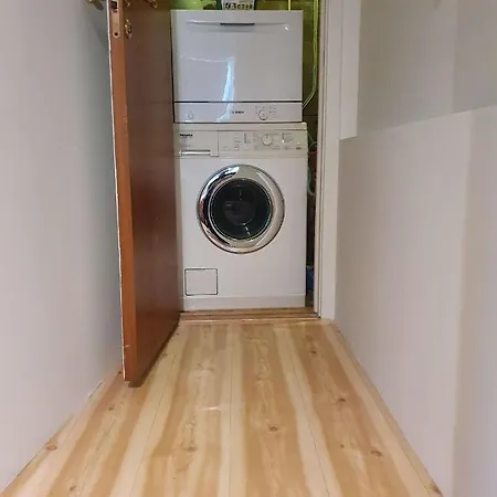 Bright And Central 2-bedroom With King Bed, Fully Equipped Apartment